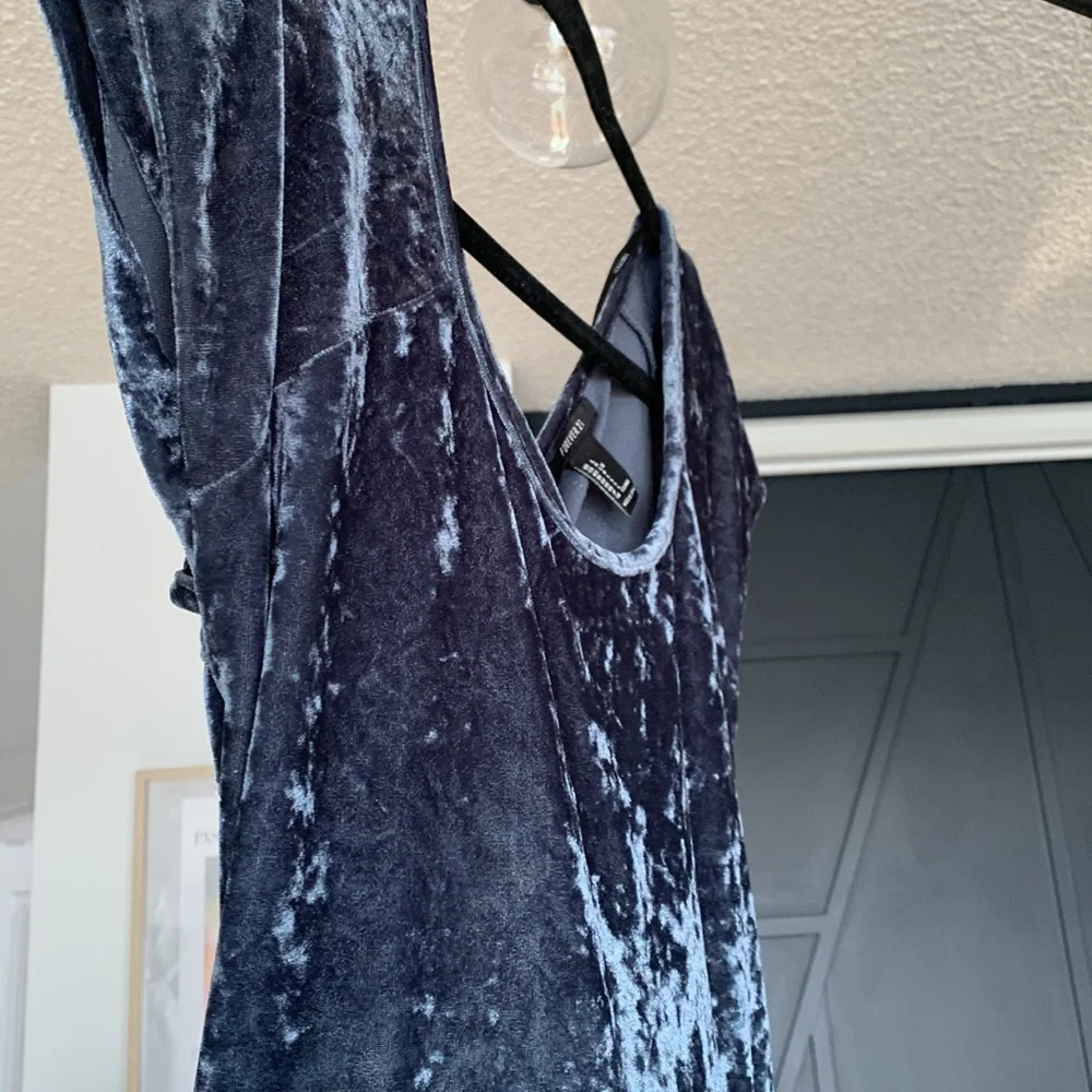 Blue crossed back velvet Dress - Picture 4 of 5